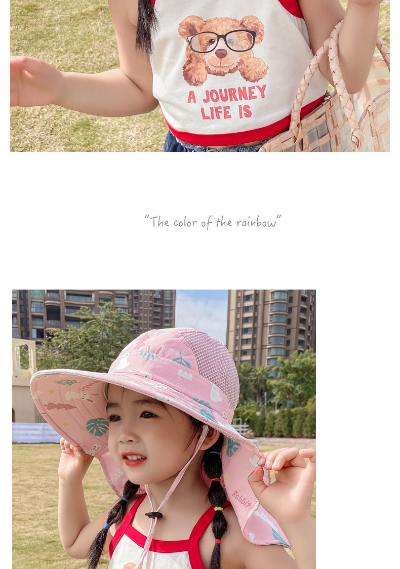 Mädchen mit rosa Sonnenhut und Zöpfen im Park, Sommerkleidung, Freizeit, Outdoor-Aktivität.