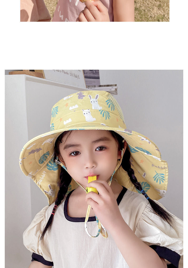 Mädchen mit gelbem Sonnenhut mit Hasenmotiv, Sommermode, Kinderbekleidung, Outdoor.