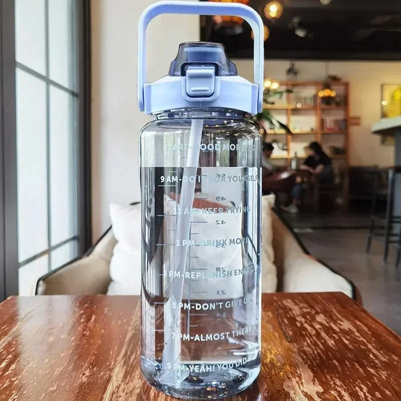 Transparente Wasserflasche mit Zeitmarkierungen, 2 Liter, BPA-frei, für Fitness und Outdoor.