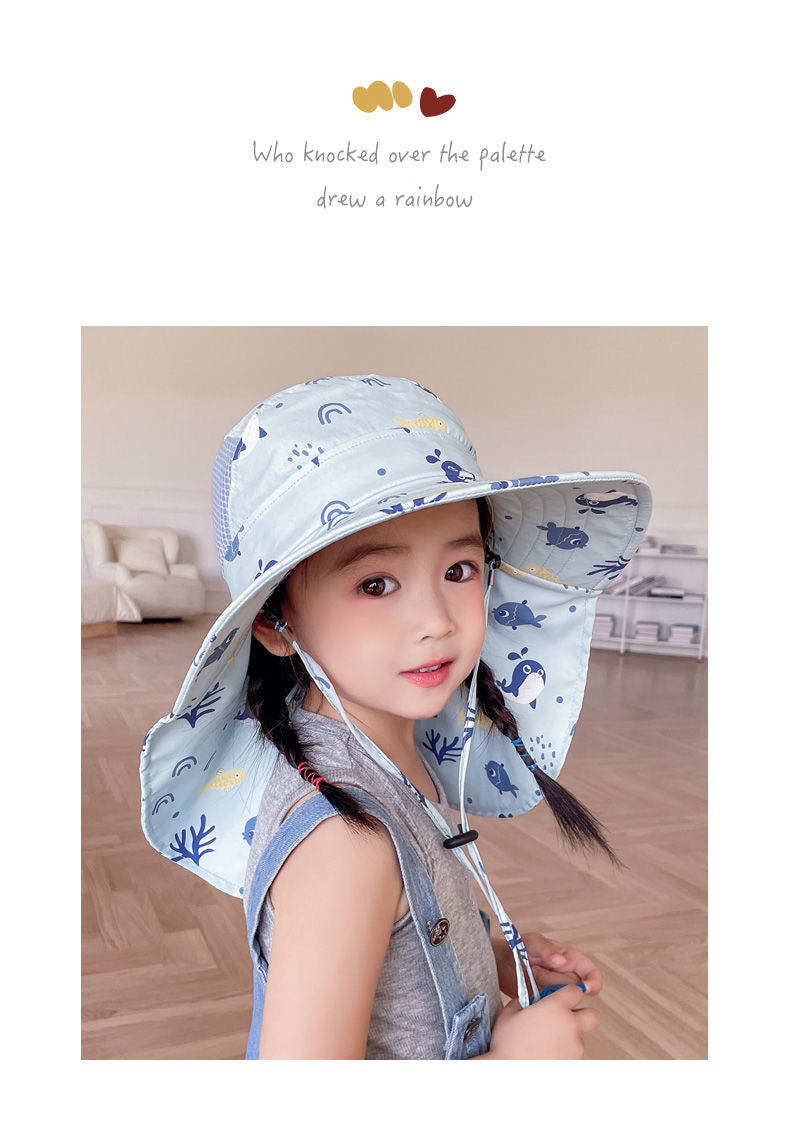 Mädchen mit blauem Sonnenhut, Regenbogenmuster, Innenraum, Kinderbekleidung, Sommeraccessoire.