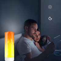 Paar im Bett mit Tablet, orange LED-Lampe, Nachtlicht, gemütliche Beleuchtung, modernes Design.