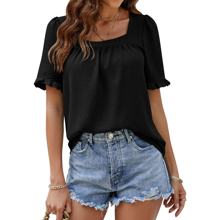 Frau in schwarzer Bluse und blauen Jeansshorts, modisch, lässig, Sommerkleidung.