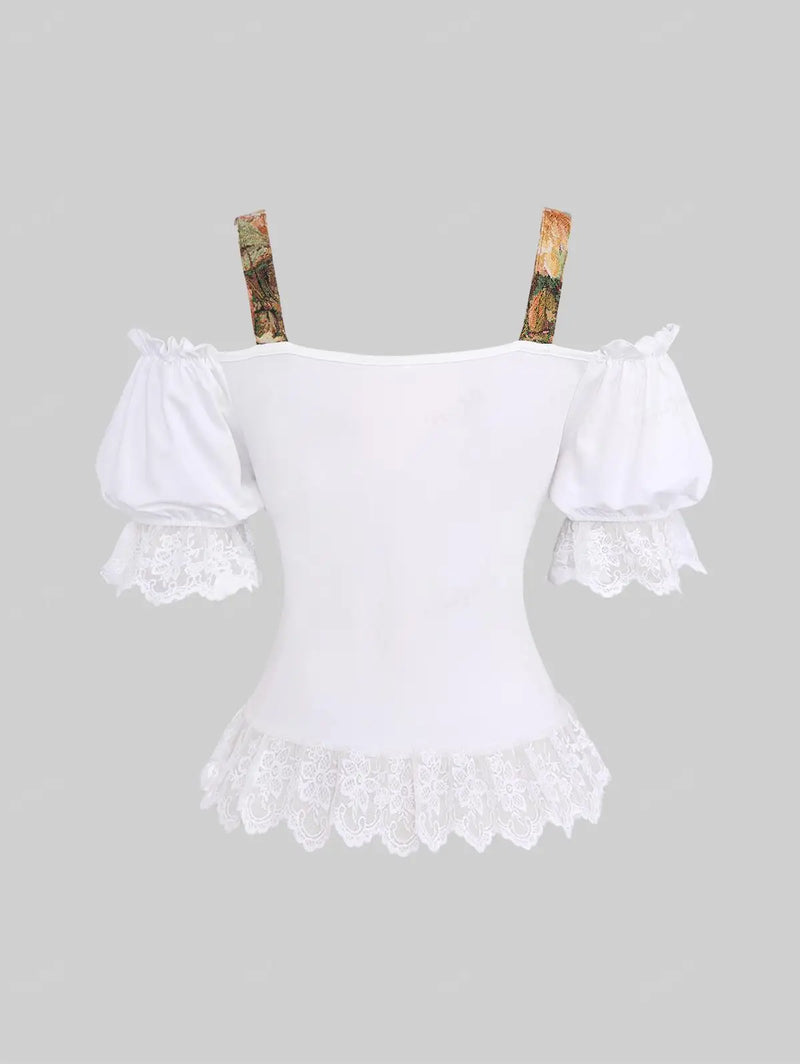 Weiße Damenbluse mit Spitzenbesatz und gemusterten Trägern, schulterfrei, elegant, Sommermode.