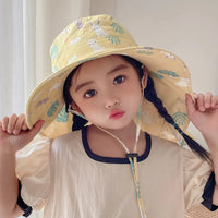 Mädchen mit gelbem Sonnenhut, Tiermuster, Sommermode, Kindermode, Outdoor, UV-Schutz.