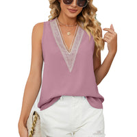 Frau in rosa ärmelloser Bluse mit Spitzenbesatz, weiße Shorts, Sonnenbrille, Sommermode.