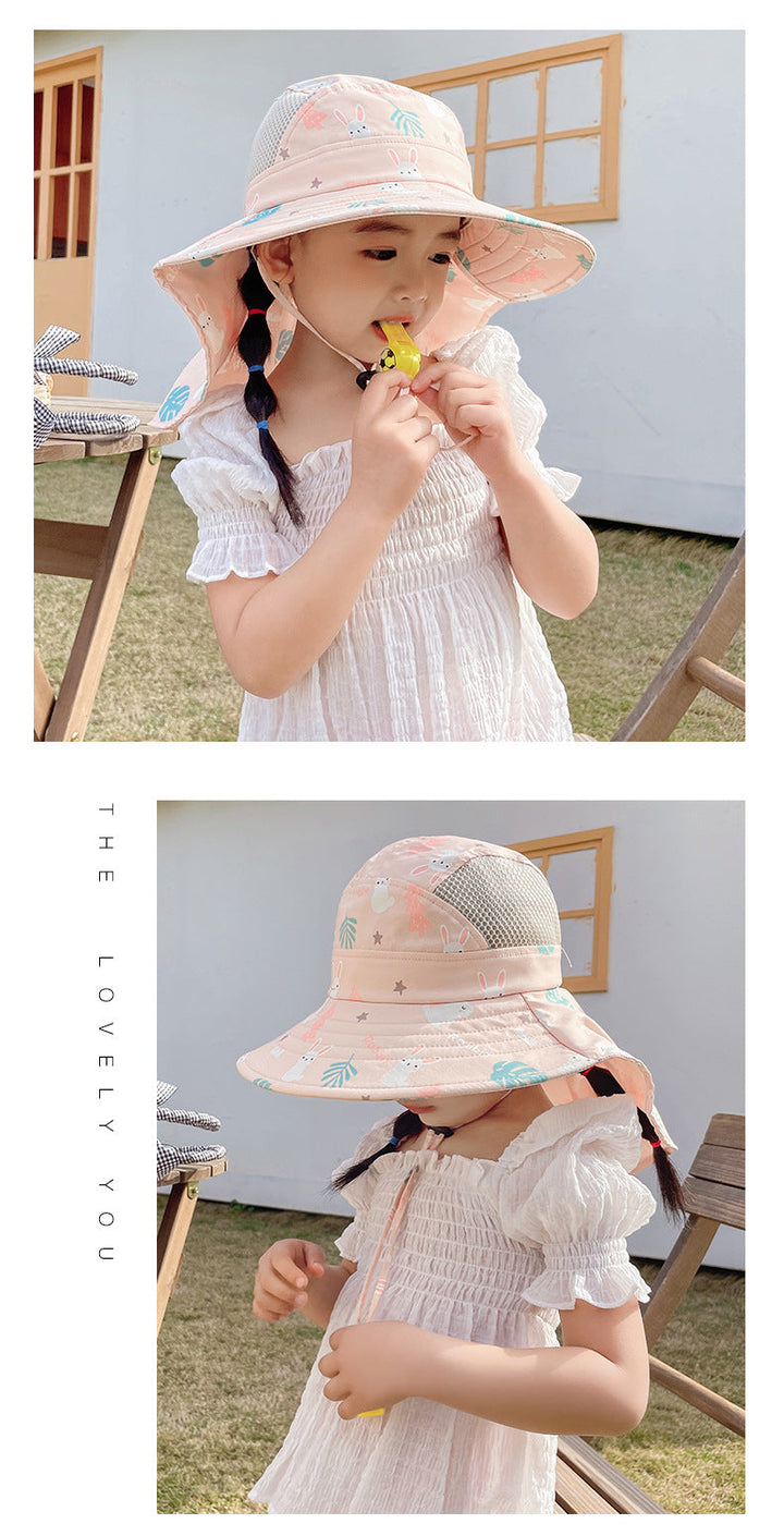 Mädchen mit rosa Sonnenhut, Sommerkleidung, draußen, spielend im Garten.