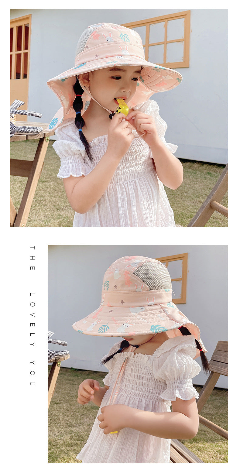 Mädchen mit rosa Sonnenhut, Sommerkleidung, draußen, spielend im Garten.