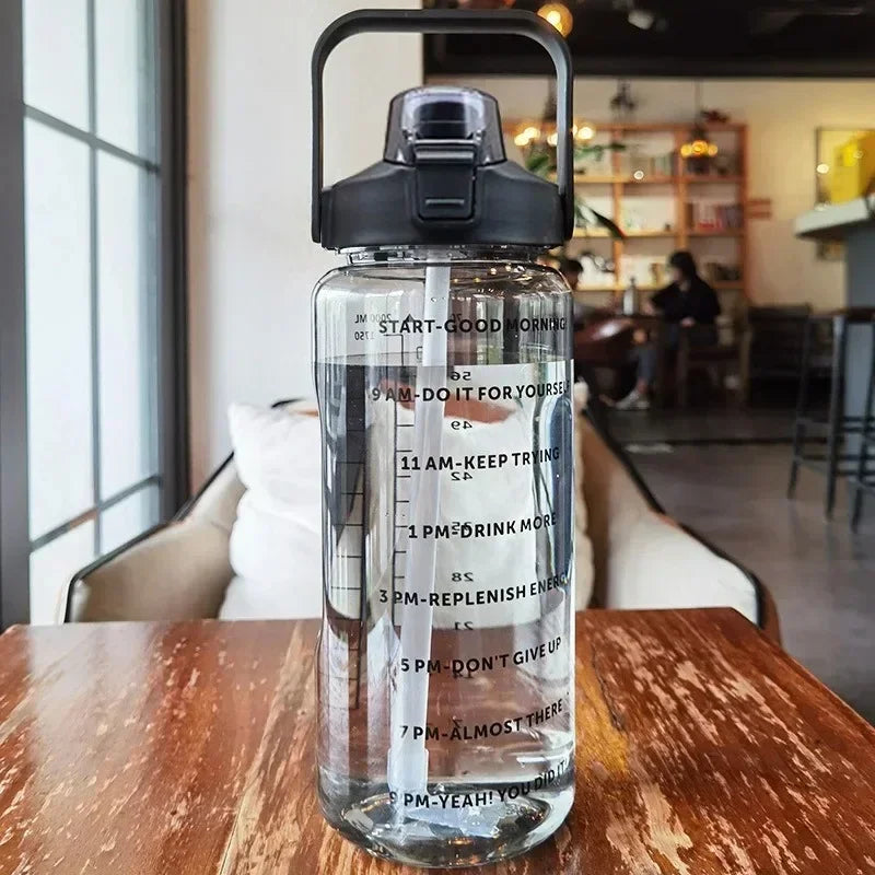 Transparente Wasserflasche mit Zeitmarkierungen, 2 Liter, BPA-frei, Fitness, Hydration.