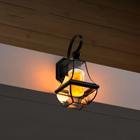 Schwarze Wandleuchte mit Glas, Vintage-Stil, warmes Licht, für Innen- und Außenbereich.