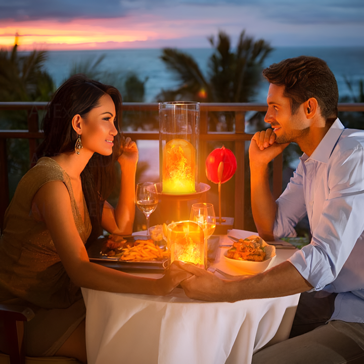 Paar beim romantischen Abendessen am Strand, Kerzenlicht, Sonnenuntergang, tropische Kulisse.