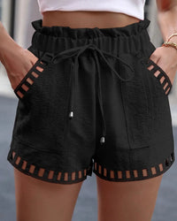 Schwarze Damen-Shorts mit Kordelzug, Netzdetails, Sommermode, Freizeitkleidung.