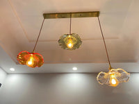 Dreiflammige Pendelleuchte mit bunten Glasschirmen, Vintage-Design, Deckenbeleuchtung.