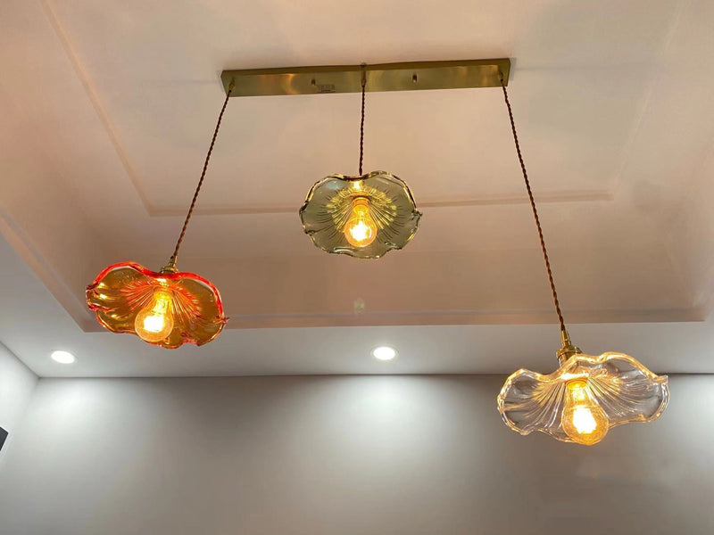 Dreiflammige Pendelleuchte mit bunten Glasschirmen, Vintage-Design, Deckenbeleuchtung.