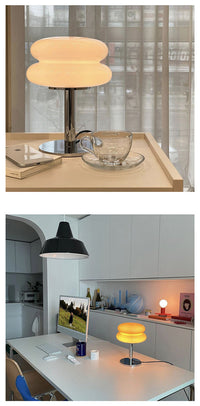 Moderne Tischlampe aus Glas, Chromfuß, warmes Licht, Schreibtisch, Wohnzimmer, Inneneinrichtung.