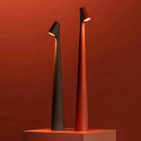 Zwei moderne Stehlampen, schwarz und rot, auf rotem Hintergrund, minimalistisches Design.