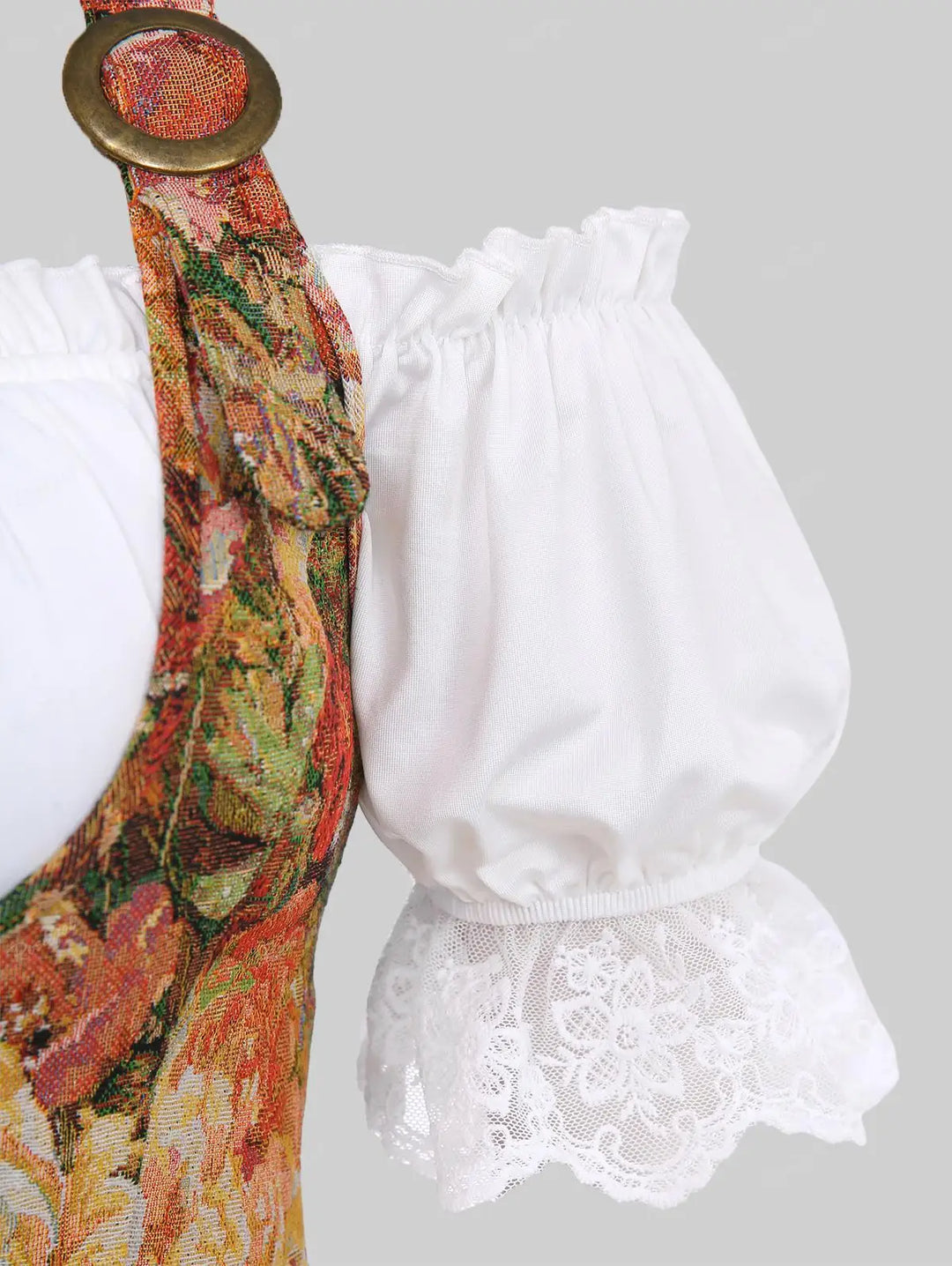 Dirndl mit floralem Muster, weißer Spitzenbluse, traditionelles bayerisches Trachtenkleid.