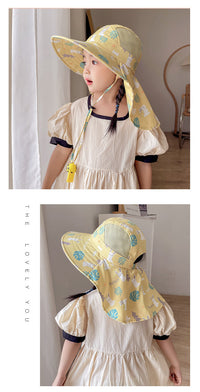 Mädchen mit gelbem Sonnenhut, Netzstoff, Kinnriemen, Tiermuster, Sommerkleid, Innenraum.