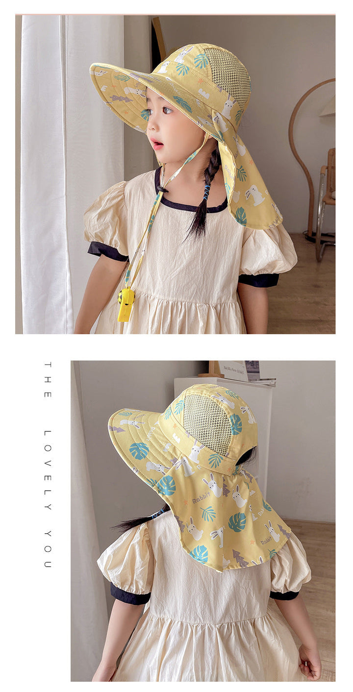 Mädchen mit gelbem Sonnenhut, Netzstoff, Kinnriemen, Tiermuster, Sommerkleid, Innenraum.