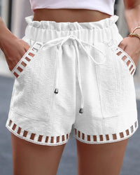 Weiße Damen-Shorts mit Kordelzug, Taschen und Häkelspitze, Sommermode, Freizeitkleidung.