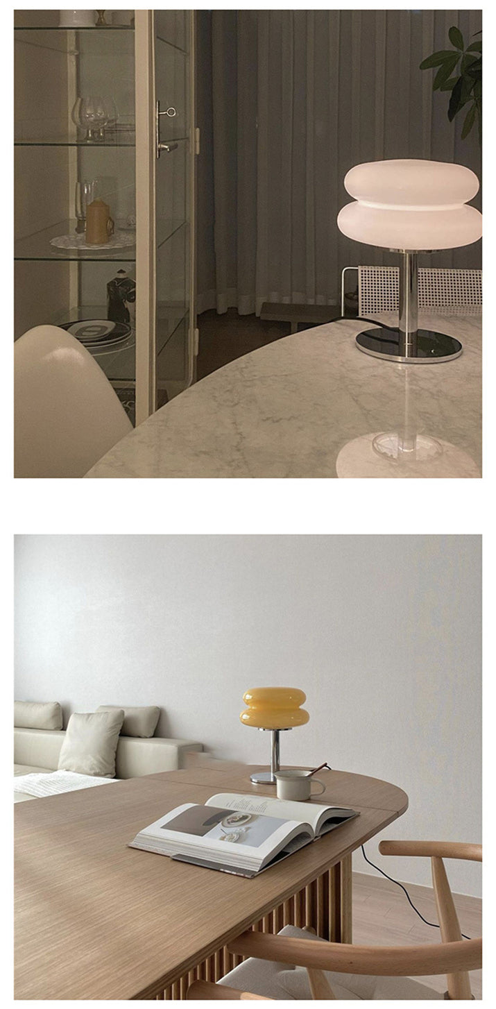 Zwei moderne Tischlampen, eine weiße und eine gelbe, auf Marmortisch und Holztisch im Wohnzimmer.