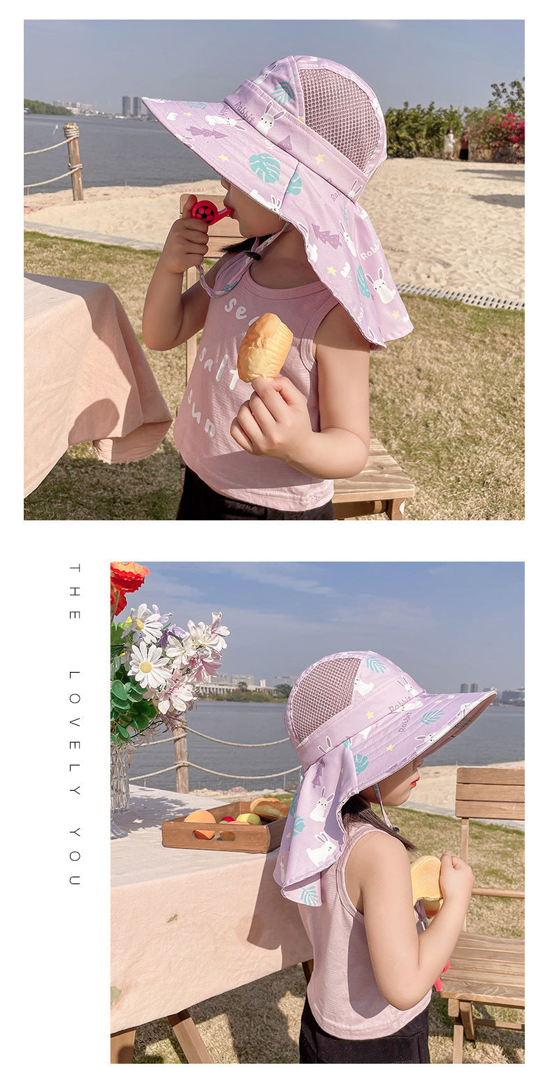 Ein Kind mit lila Sonnenhut und rosa Top isst ein Eis im Freien.