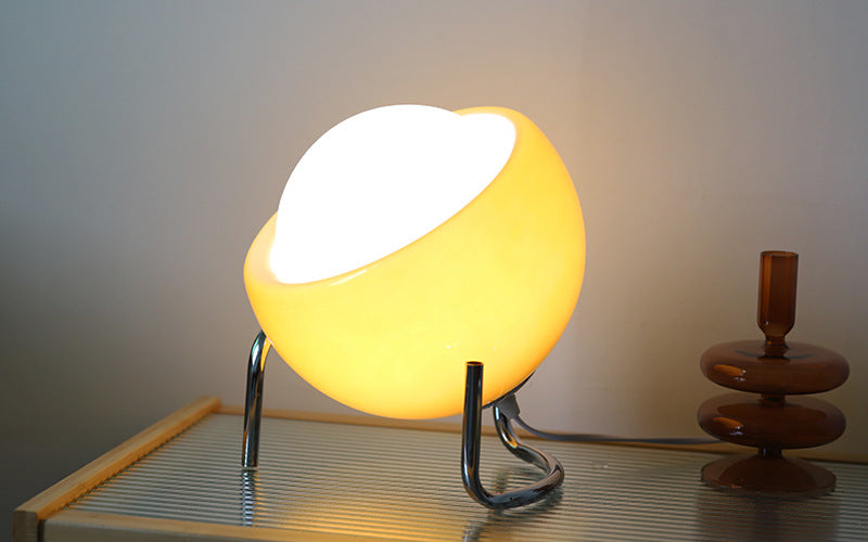 Gelbe Tischlampe aus Glas mit Chromgestell, modernes Design, Wohnzimmerbeleuchtung.