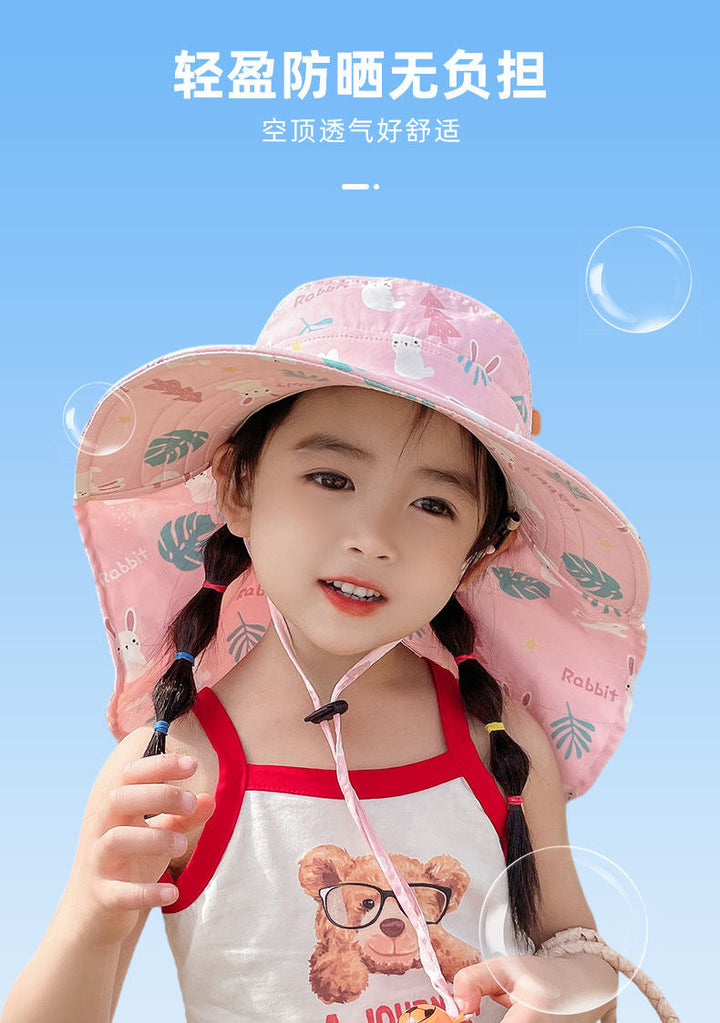 Mädchen mit rosa Sonnenhut, Kaninchenmuster, Sommerkleidung, blauer Himmel, Outdoor.