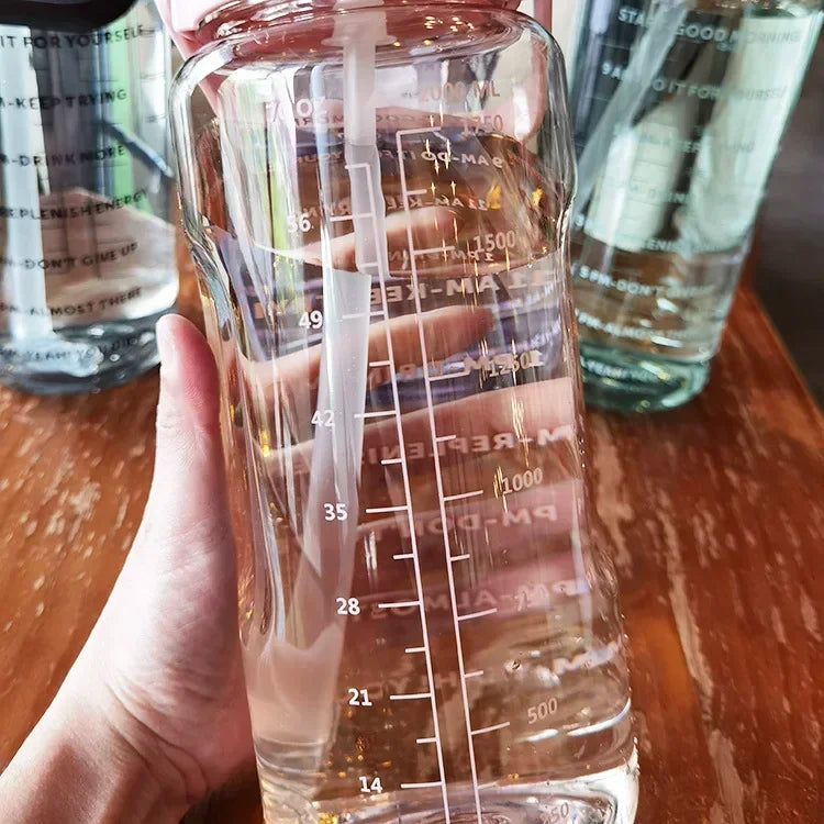 Transparente Wasserflasche mit Messskala, 1 Liter, Kunststoff, ergonomisches Design, BPA-frei.