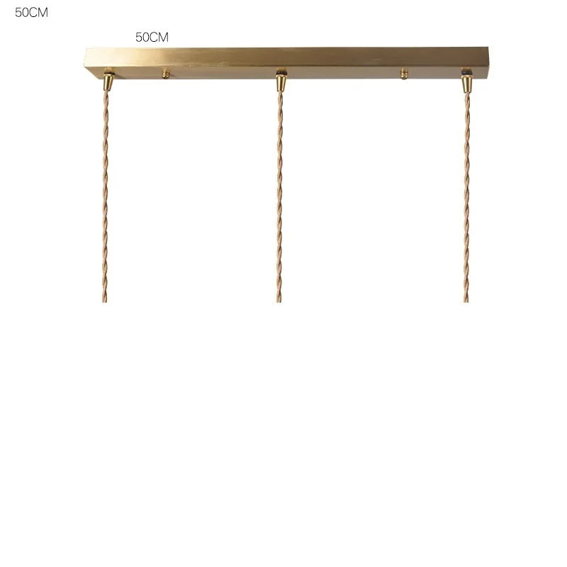 Goldene Deckenleuchte mit drei Pendeln, 50 cm Abstand, modernes Design.