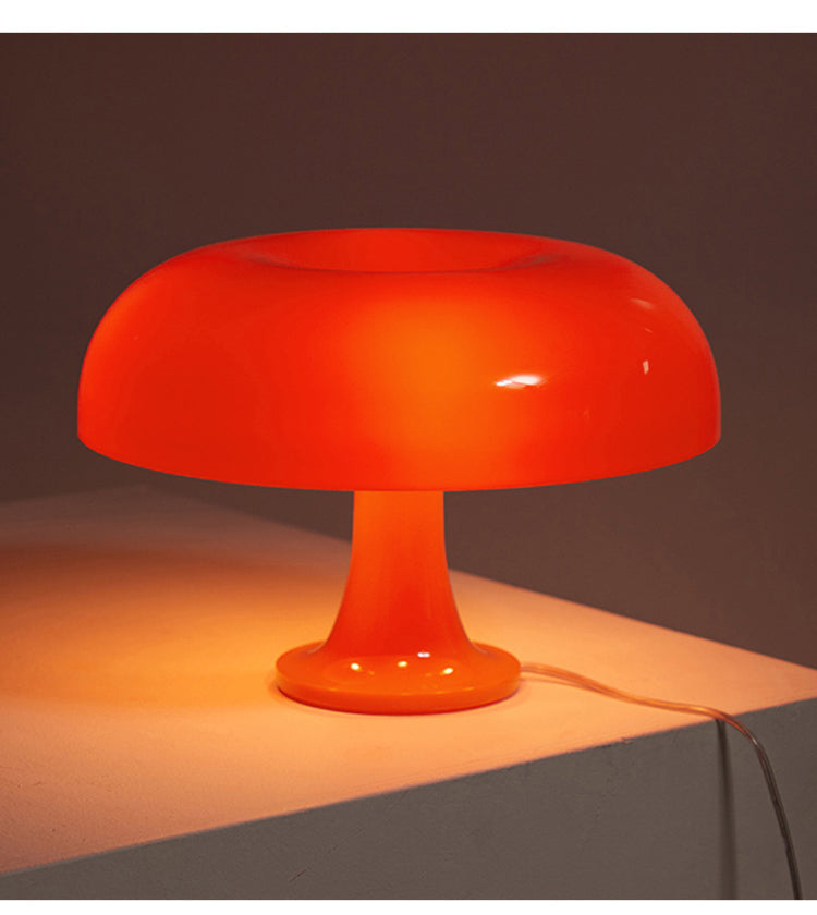 Orange Tischlampe aus Glas, Pilzform, modernes Design, stimmungsvolle Beleuchtung.