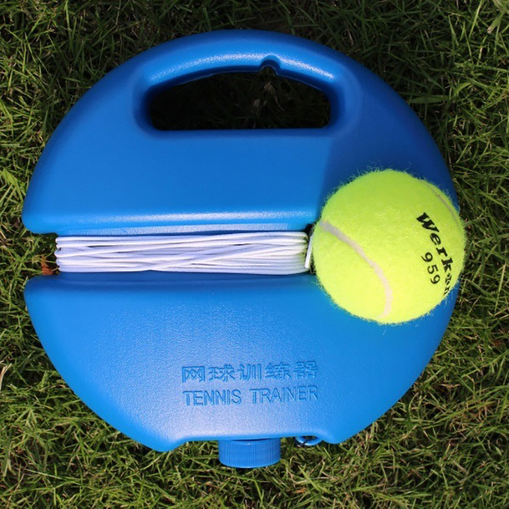 Blauer Tennis-Trainer mit gelbem Tennisball und Seil auf grünem Gras, Trainingsgerät.