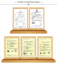Fünf Zertifikate in Holzrahmen, CE- und RoHS-konform, auf weißem Hintergrund.