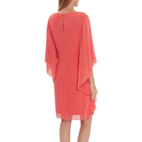 Frau in korallenrotem Chiffonkleid mit Flügelärmeln, elegantes Sommeroutfit.