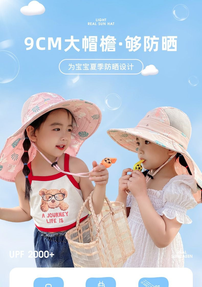 Zwei Kinder mit rosa Sonnenhüten, UPF 2000+, Sommermode, Sonnenschutz, Outdoor-Aktivitäten.