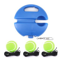 Blauer Tennis-Trainer mit drei grünen Tennisbällen und Seilen, tragbar, Trainingsgerät.