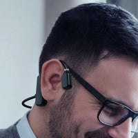 Mann mit schwarzem kabellosem Knochenschall-Kopfhörer, modernes Audio-Gadget.