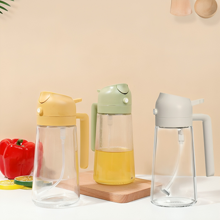 Drei bunte Kunststoff-Wasserkrüge mit Deckel auf Holzbrett, gelb, grün, weiß, Küche.