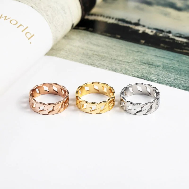 Drei geflochtene Ringe in Roségold, Gold und Silber auf weißem Hintergrund, Schmuckdesign.