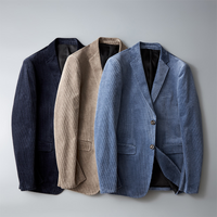 Drei Herren-Sakkos aus Cord in Blau, Beige und Schwarz, elegant und stilvoll für Business-Looks.