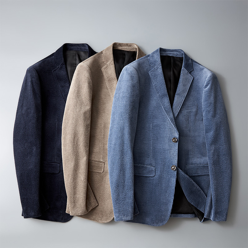 Drei Herren-Sakkos aus Cord in Blau, Beige und Schwarz, elegant und stilvoll für Business-Looks.