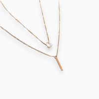 Goldene Halskette mit Anhängern, dreilagig, elegantes Design, Damen-Schmuck, modisch.