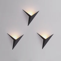 Dreieckige schwarze Wandleuchten, modernes Design, LED-Beleuchtung, minimalistische Wanddekoration.