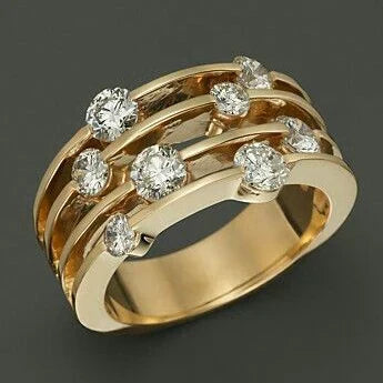 Goldener Diamantring mit mehreren funkelnden Steinen, elegantes Schmuckdesign, luxuriös.