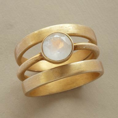 Goldener Ring mit Mondstein, dreifach gebändert, elegantes Design, Schmuck für Damen.
