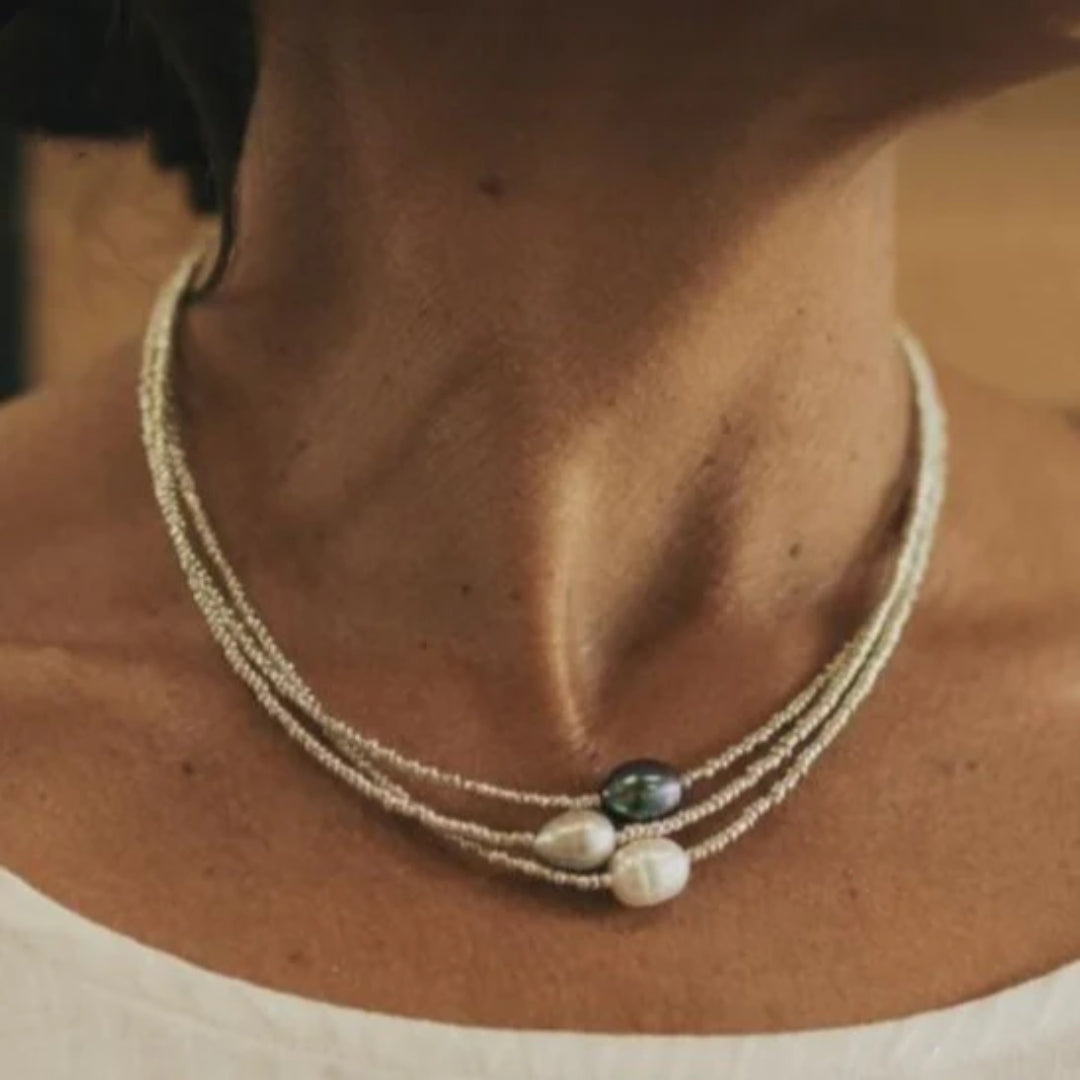 Damen Halskette mit Perlen, mehrlagig, elegant, weiß und schwarz, Schmuck für besondere Anlässe.