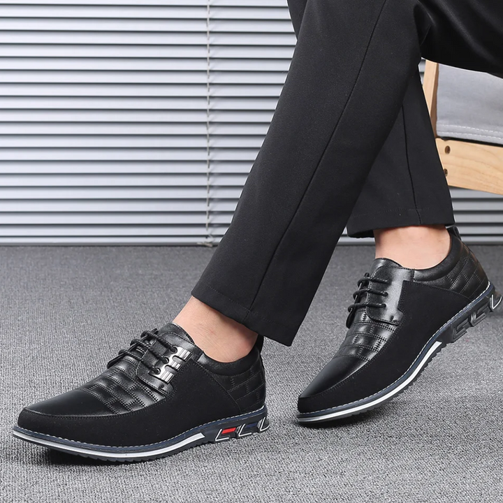 Schwarzer Herrenschuh, Leder, elegant, Schnürschuh, Business, modisch, bequem, rutschfest.