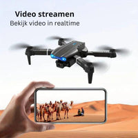 Schwarze Drohne mit Kamera, Wüste, Smartphone-Display, Video-Streaming, Echtzeit-Aufnahme.