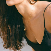 Goldene Tropfen-Halskette, elegantes Design, Damen-Schmuck, minimalistischer Stil.