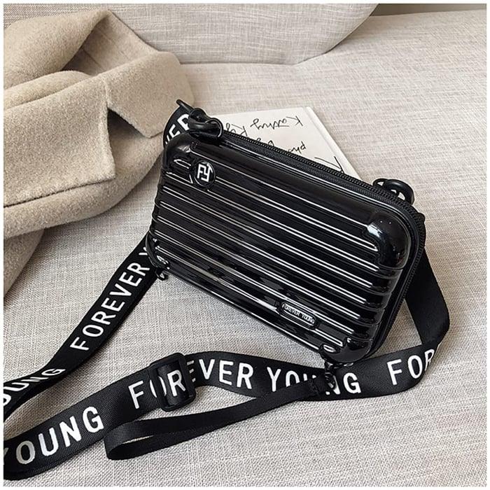 Schwarze Mini-Koffer-Handtasche für Damen, glänzend, mit "Forever Young" Schulterriemen.