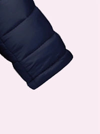 Dunkelblaue Daunenjacke Ärmel, warm, gesteppt, Wintermode, isoliert auf weißem Hintergrund.